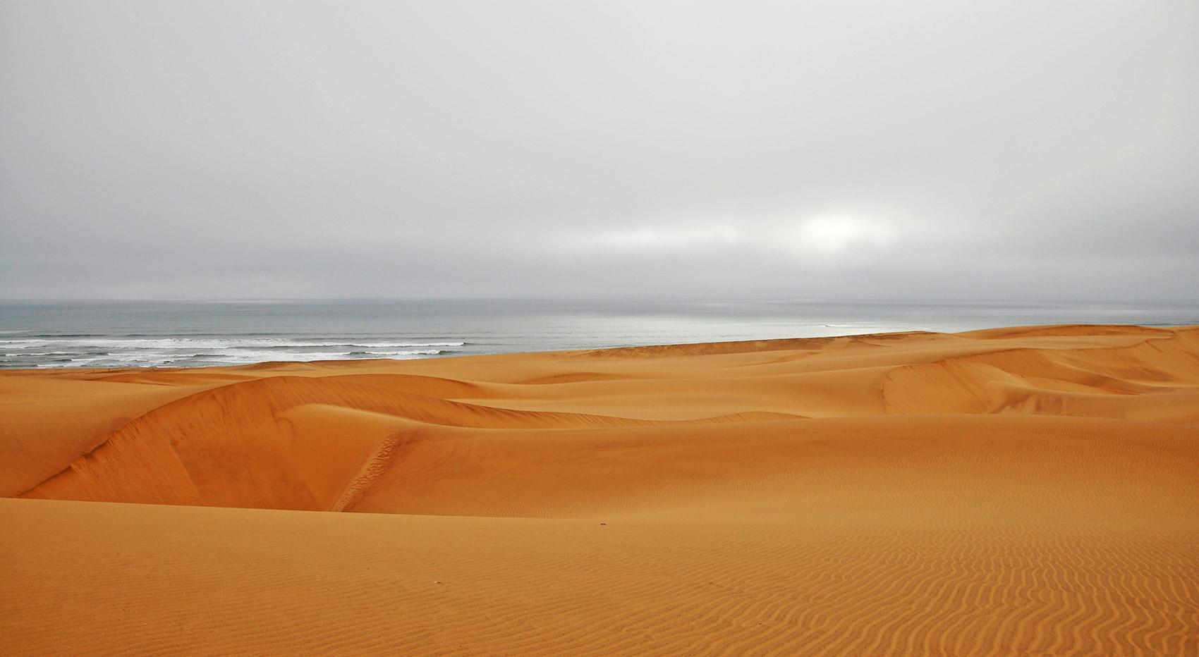 Strand und Meer an der Skeleton Coast in Namibia Strand und Meer an der Skeleton Coast in Namibia