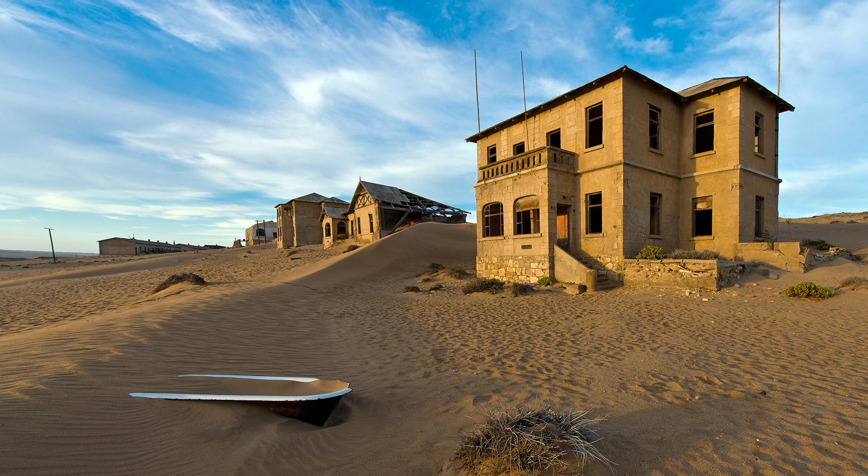 Verlassene Häuser in der Geisterstadt Kolmanskop Verlassene Häuser in der Geisterstadt Kolmanskop