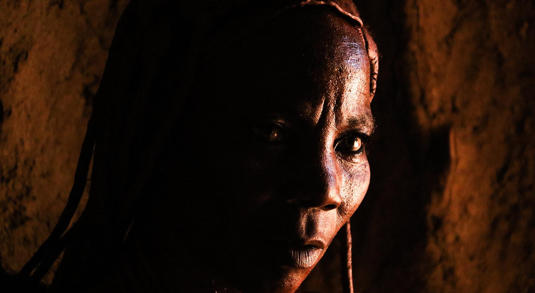 Porträt der Himba-Frau hautnah Porträt der Himba-Frau hautnah