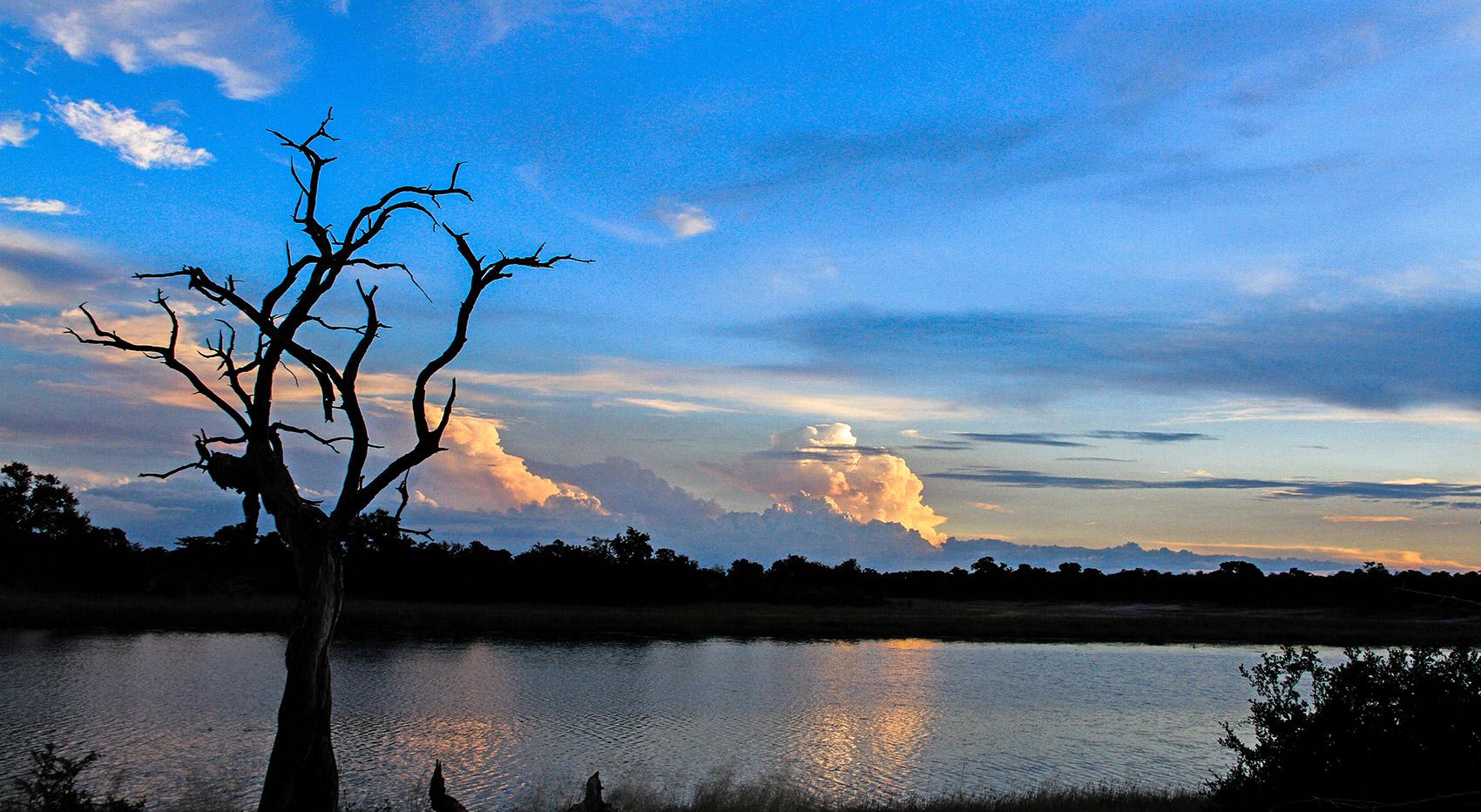 Sonnenuntergang an einem Fluss in der Sambesi-Region