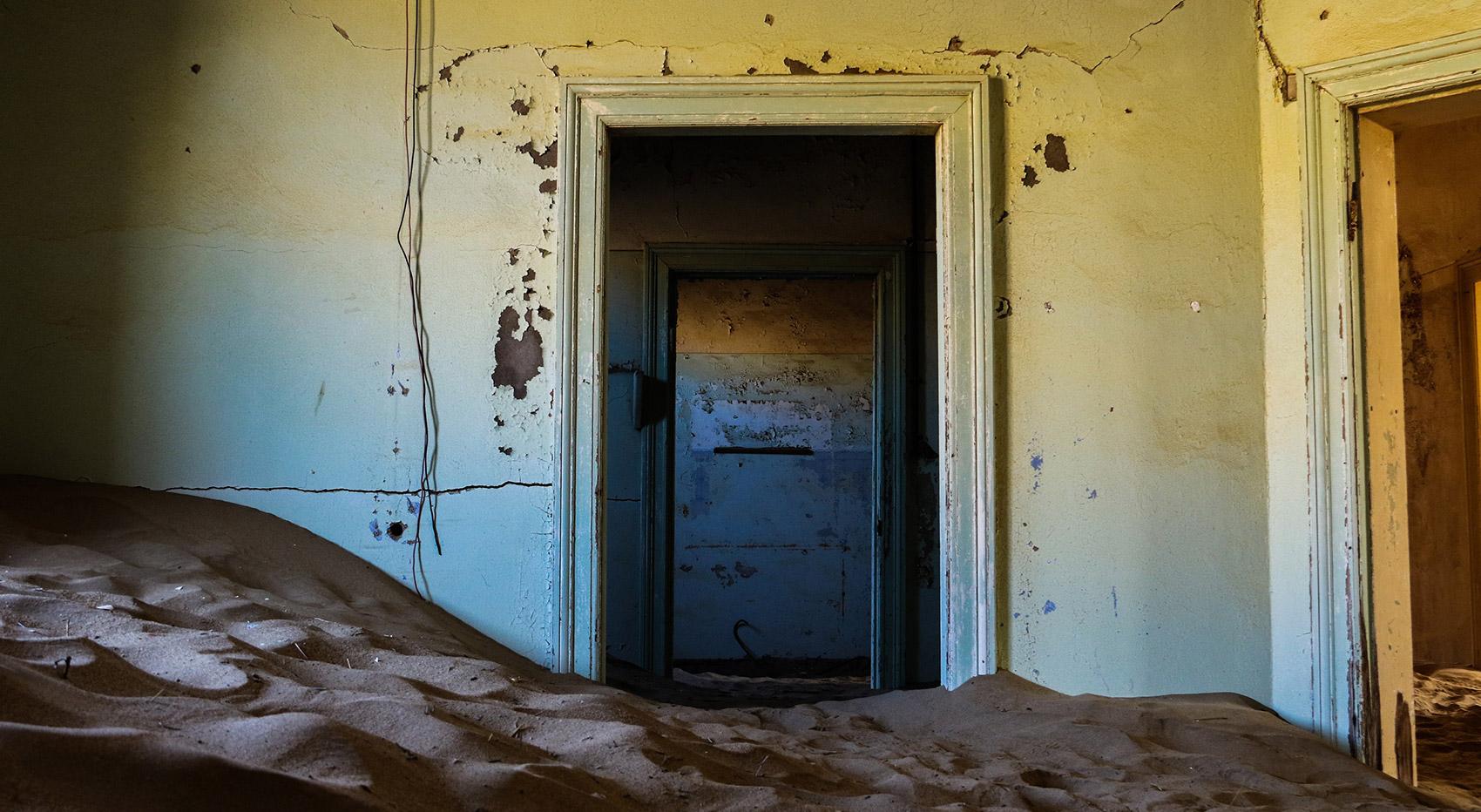 Tür und Sand in Kolmanskop Tür und Sand in Kolmanskop