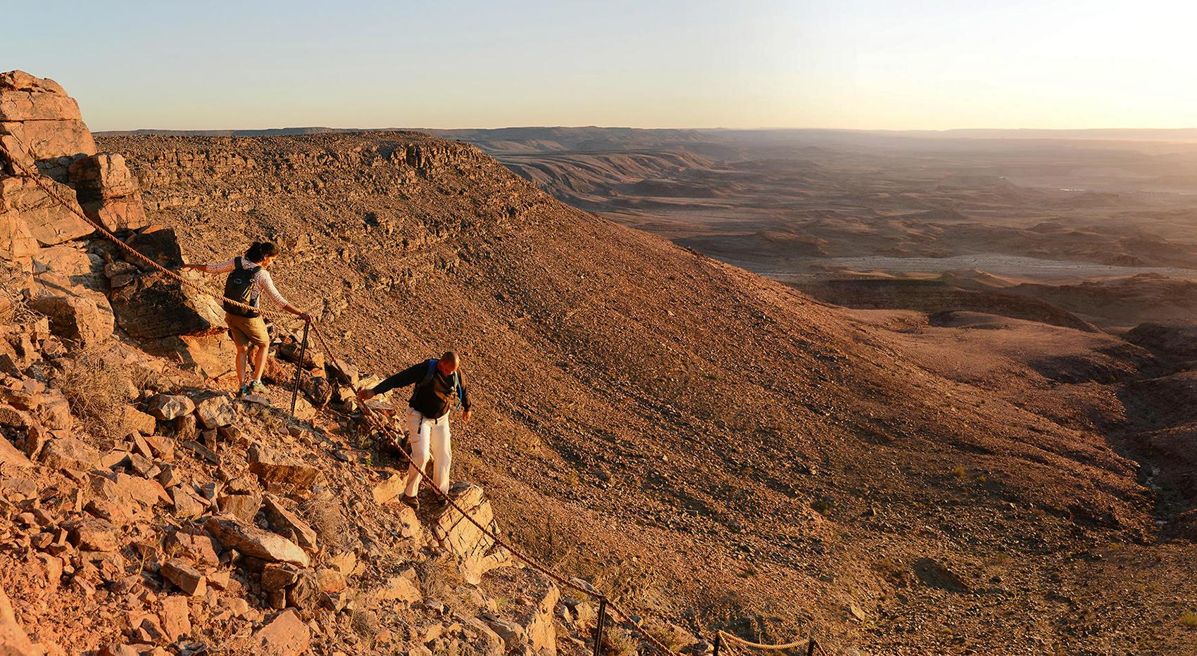 Zwei Wanderer steigen in den Fish River Canyon hinunter