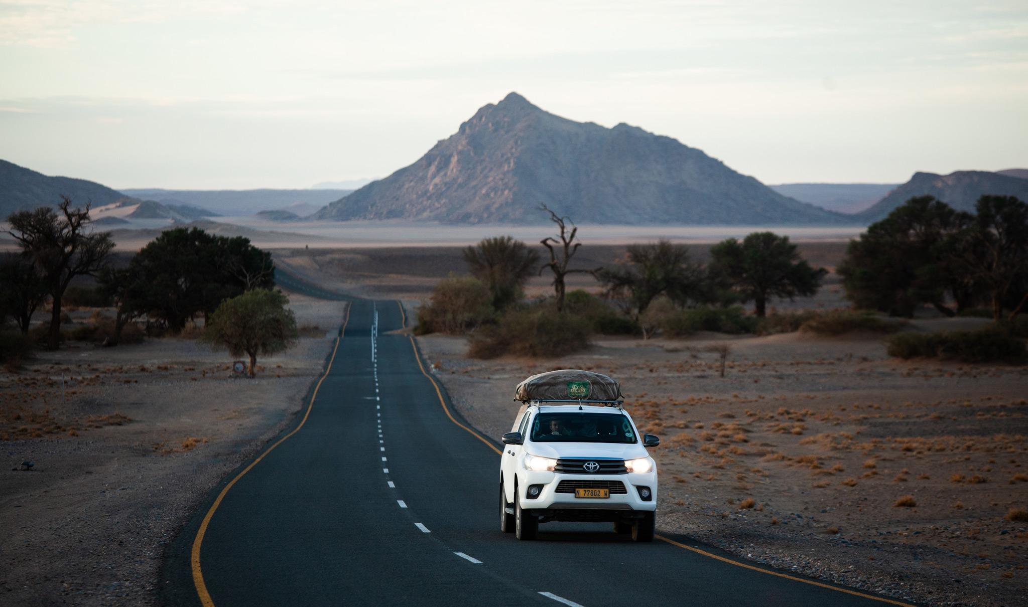 Selbstfahrerfahrzeug auf offener Straße in Namibia.