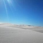 Atlantis Dünen nahe Kapstadt unter strahlend blauem Himmel