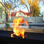 EIn Lagerfeuer im Garten des Elegant Guesthouses in Windhoek.