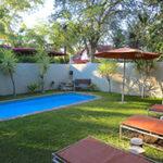 Der Swimmingpool im Garten des The Elegant Guesthouse in Windhoek.
