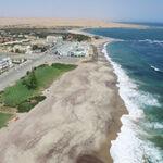 Luftaufnahme der Küste in Swakopmund mit Häusern am Atlantischen Ozean.