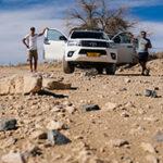 Zwei Männer stehen neben ihrem Mietfahrzeug auf einer geführten 4x4 Selbstfahrerreise in Südafrika und Namibia.