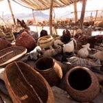 Nahaufnahme von Dingen, die auf einem Kunsthandwerkermarkt in Nordnamibia zum Verkauf stehen.