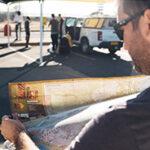 Ein Mann schaut auf eine Namibia-Landkarte.