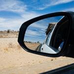 Seitenspiegel eines Mietfahrzeugs auf dem Weg zur Skeleton Coast.