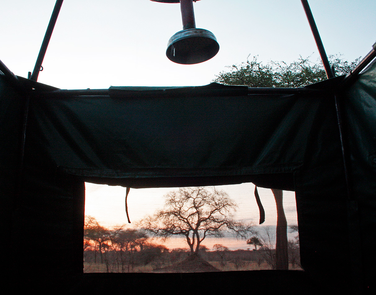 Blick aus einer Eimerdusche auf die umliegende Buschlandschaft.
