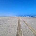 Reifenspuren im Sand beim Strandfahren zur Kunene-Mündung.