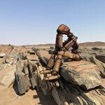 Eine einsame Stone-Man-Statue im Hartman-Tal in Namibia.