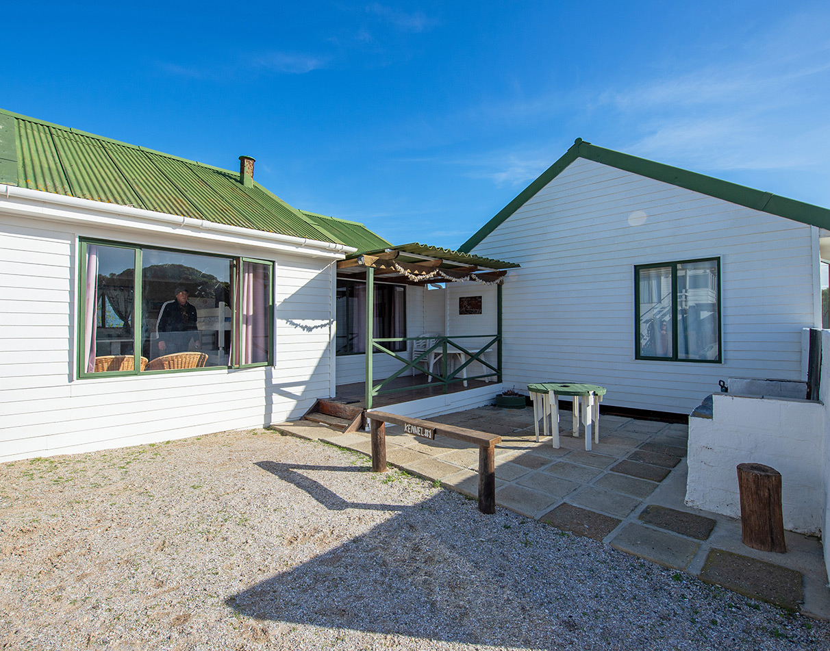 Weiße Häuser des Honnehokke Resorts an Südafrikas Westküste.