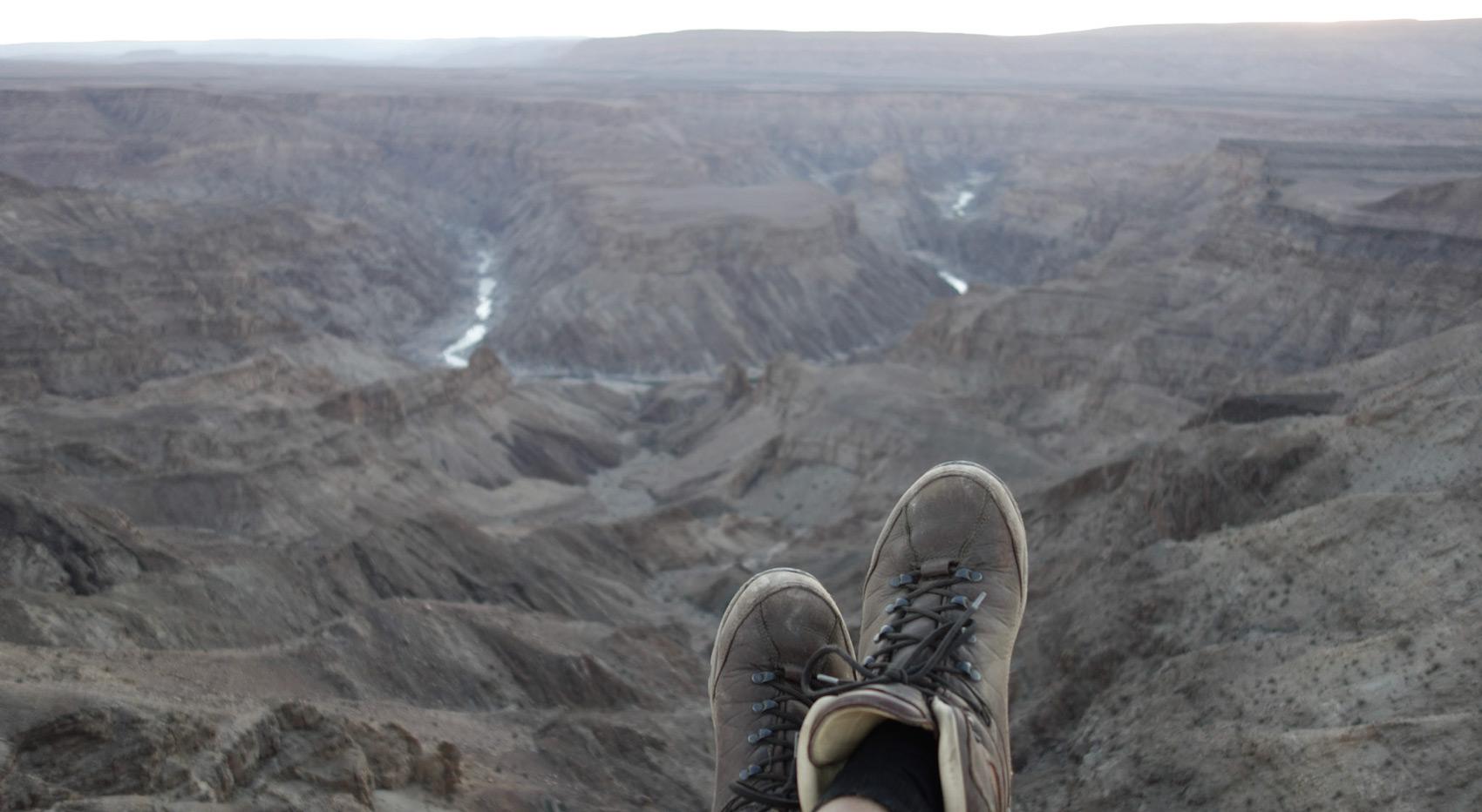 Ein paar Wanderschuhe mit dem Fish River Canyon im Hintergrund. Ein paar Wanderschuhe mit dem Fish River Canyon im Hintergrund.