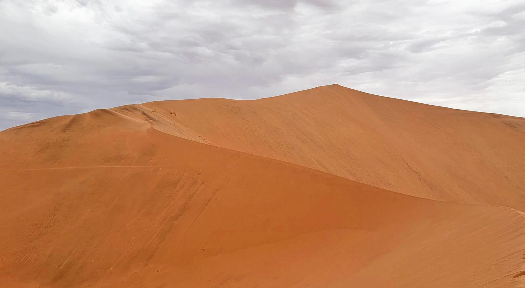 Eine beeindruckende Düne in Namibia. Eine beeindruckende Düne in Namibia.